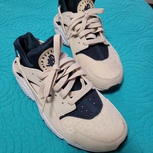 NIke Huarache Sneakers
